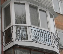 Французький балкон з металевою огорожею