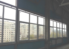 Вікна в промисловій будівлі на Нивках